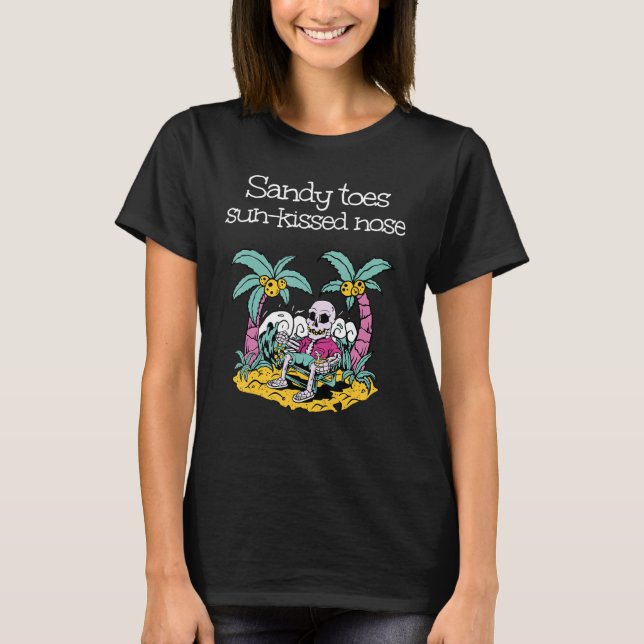 Holiday summertime with sandy toes and sun kissed  t shirt (Framsida)