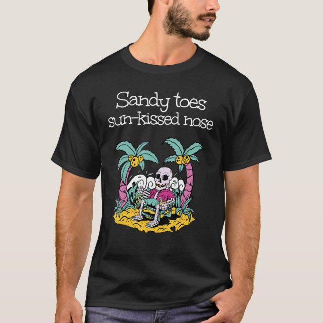 Holiday summertime with sandy toes and sun kissed  t shirt (Framsida)