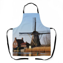 Hollandse Molen aan de waterkant.