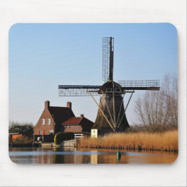 Hollandse Molen aan de waterkant. Musmatta