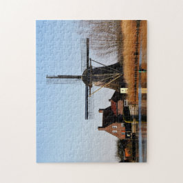 Hollandse Molen aan de waterkant. Pussel