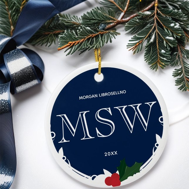Holly Berry Blue White MSW Studenten Namn år Julgransprydnad Keramik (Get this MSW graduation ornament for the holidays.)
