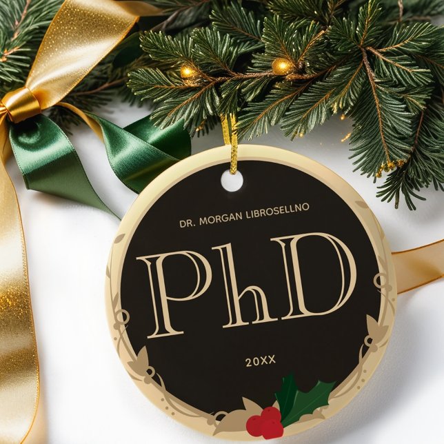 Holly Berry Guld Brown PhD Studenten Namn Julgransprydnad Keramik (Gift this PhD graduation ornament. Simply customize the name & year and add it to your cart.)