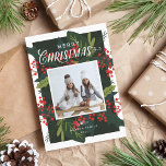 Holly Days | God jul Photo Julkort<br><div class="desc">Det här moderna och festliga 1-fotokortet har klara och färgstarka vinterbär,  hollier,  sprit och löv i hand plockade. Gör en slående och snyggt påstående den här julhelgen! Den här designen ingår i en djärv och festlig samling helgdag. Den ursprungliga handritade teckningen är av vår designor,  Nicole Barreto.</div>