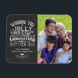 Holly Jolly Chalkboard Typography jul Photo Magnet<br><div class="desc">============================================== Jokbords-typografi för julfamiljs fotomagnet. (1) Om du vill göra ytterligare anpassningar klickar du på knappen "Anpassa" och användor verktyg som är utformat för att ändra mallen. Alla textstorlekar stil,  färg,  kan ändras för att passa dina behov. (2) Kontakta mig om du behöver hjälp eller matchande artiklar.</div>