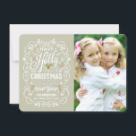 Holly Jolly Greige och White julfoto Card Julkort<br><div class="desc">Fotomallar för festliga och folkliga helgdagar i julhelger i stil på populära platta kort. Vitaktig stil-typografi på trendigets stora bakgrund med återblandning av handsskrivet stilar, dekorerad med grenar och häckbär från vintern. Lägg till ditt favoritfoto i helgdag och anpassa texten. Moderna sätt att skicka semesterhälsningar i lycklig till alla dina...</div>
