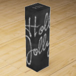 Holly Jolly Helgdag Vin Box. Presentask För Vinflaska<br><div class="desc">En sparkly Holly Jolly på en kalkbrädesbakgrund dekorerar trendiget helgdag vin box.</div>
