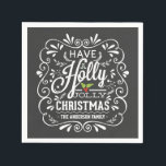 Holly Jolly jul Chalkboard Pappra Napkins Pappersservett<br><div class="desc">Festiv och populär Helgdag-formgivning för hälsningskort och inbjudningar till säsong-partier. Den vita svarta tavlan ser snabbt ut i ram med vit kritkonstypografi och trendig återblandning av handskrivet stilar, dekorerad med frostigt löv och hullbär. Lägg till namn eller anpassningsbar för att skapa ett unikt keepsakemento för personlig som ska anges på...</div>