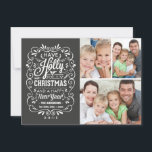 Holly Jolly jul Chalkboard Photo Collage Julkort<br><div class="desc">Fotografimall för julhälsningar på platta trendig på julklappar är färdigt och finare. Typografi av stil i schalkboard med återblandning av handskrivet stilar, dekorerad med snabbt ram, vinter-blad och hullbär. Lägg till foto för din favoritfamilj och anpassa helgdag. Modern väg att skicka semesterhälsningar i lycklig till alla dina vänner och nära...</div>