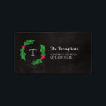 Holly Jolly jul Rustic Chalkboard Monogram Adressetikett<br><div class="desc">Laddande,  rustik juladressetikett med din första insida i en hollisk andedräkt på en kritbakgrund.</div>