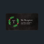 Holly Jolly jul Rustic Chalkboard Monogram Adressetikett<br><div class="desc">Laddande,  rustik juladressetikett med din första insida i en hollisk andedräkt på en kritbakgrund.</div>
