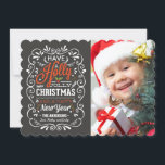 Holly Jolly jul Rustic Chalkboard Photo Julkort<br><div class="desc">Fotografimall på platta trendig-kort är en festlig och folklig schalkboard stil-julhälsning. Typografi av stil i schalkboard med återblandning av handskrivet stilar, dekorerad med snabbt ram, vinter-blad och hullbär. Lägg till foto för din favoritfamilj och anpassa helgdag. Modern väg att skicka semesterhälsningar i lycklig till alla dina vänner och nära vänner...</div>