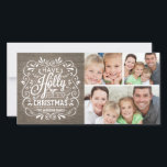 Holly Jolly jul Rustic Wood Photo Collage Julkort<br><div class="desc">Fotografimall på platta kort för trendig, som är ett populärt och populärt chalk-art i julhelgen på helgdagar i stil. Vitaktig schalkbräda stil snabbt ram med vit kritkonstypografi på trendigets gamla träbakgrund och återblandning av handskrivet stilar, dekorerad med frostigt löv och grumliga bär. Lägg till foton från din favoritfamilj och anpassa...</div>