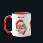 Holly Jolly Jultomten Retro jul Mugg<br><div class="desc">Ett mugg med en glatt illustration av en vintage stil Jultomten med röda rosyskon och med sin klassiska rödtomhatt och sin stora vita björn. En snårskog bidrar till den festliga helgdag i denna utformning.</div>