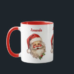 Holly Jolly Jultomten Retro jul Mugg<br><div class="desc">Ett mugg med en glatt illustration av en vintage stil Jultomten med röda rosyskon och med sin klassiska rödtomhatt och sin stora vita björn. En snårskog bidrar till den festliga helgdag i denna utformning.</div>