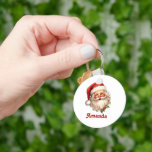 Holly Jolly Jultomten Retro Stil jul Nyckelring<br><div class="desc">En nyckelkedja med en glatt illustration av en vintage stil Jultomten med röda rosyskon och med sin klassiska rödtomhatt och sin stora vita björn. En snårskog bidrar till den festliga helgdag i denna utformning.</div>