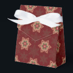 Holly Star Red Favor Box Presentaskar<br><div class="desc">Den här festen och eleganten mönster lägger till en gammal charm till dina helgdag. Den roliga stjärnan påminner om en keltisk design. Bakgrunden har en subtil utformning av naturen och snöflingor som inspirerats av löv. Färg och holly-teckningar i den här designen koordinerar med hela delar i Yuletide Blessings-samlingen. Detta ger...</div>