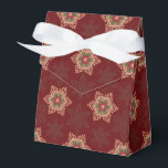 Holly Star Red Favor Box Presentaskar<br><div class="desc">Den här festen och eleganten mönster lägger till en gammal charm till dina helgdag. Den roliga stjärnan påminner om en keltisk design. Bakgrunden har en subtil utformning av naturen och snöflingor som inspirerats av löv. Färg och holly-teckningar i den här designen koordinerar med hela delar i Yuletide Blessings-samlingen. Detta ger...</div>