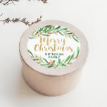 Holly WandeGod jul Runt Klistermärke<br><div class="desc">Dessa god jul-dekaler är perfekt för ett klassiskt helgdag- eller presentkort. Utformningen har en vattenfärgad grönt med röda bär och ett elegant faux glitter-teckensnitt för guld. Anpassa klistermärken med ditt namn. Obs! Den här designen har inte guld glitter. Det är en högkvalitativ grafik som framstår som en högkvalitativ gnistra i...</div>