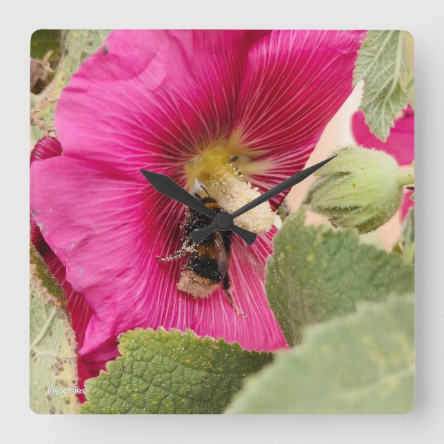 Hollyhock bumble bee Square Wall Clock Fyrkantig Klocka (Framsida)