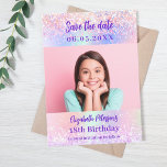 Holografisk lila av rosa Quinceanera Spara Datumet<br><div class="desc">En modern och elegant Spara datum för en Quinceañera. Holografisk bakgrund,  rosa,  lila myntbakgrund grönt. Anpassa och lägg till ett foto,  datum och namn.</div>