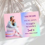 Holografiskt fotoskript för rosa lila Sweet 16 Spara Datumet<br><div class="desc">En modern och elegant Spara datum för en söt 16. Holografisk bakgrund,  rosa,  lila myntbakgrund grönt. Anpassa och lägg till ett foto,  datum och namn.</div>