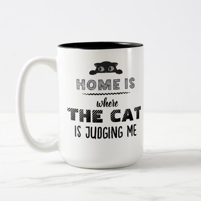 Home Is Where Cat Is Judging Me Funny Två-Tonad Mugg (Vänster)