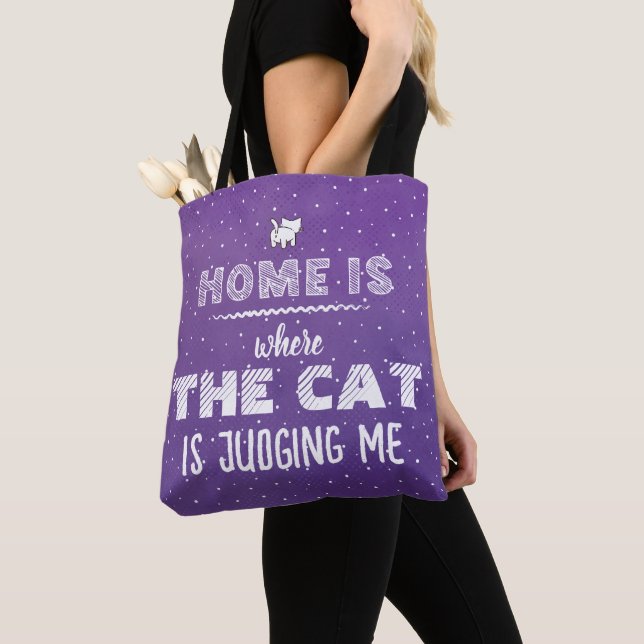 Home Is Where Cat Is Judging Me Funny Tygkasse (Närbild)