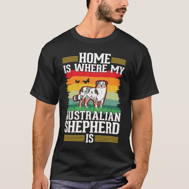 Home is where my Australian Shepherd is Aussie T Shirt (Framsida)
