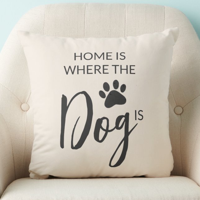 Home Is Where The Dog Is Beige Throw Pillow Kudde (Skapare uppladdad)