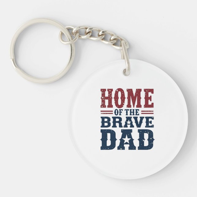 Home of the Brave Dad Keychain – Funny Pocket Gift (Framsidan)
