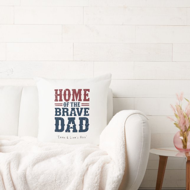 Home of the Brave Dad Pillow – Funny Couch Gift Kudde (Soffa)