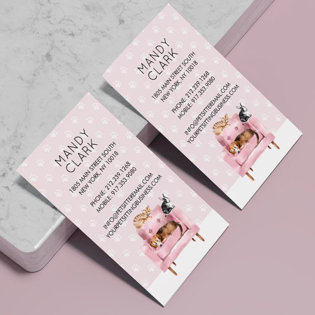 Home Pet Sitta | Hund och kattvila vid Rosa Soffa Visitkort (Home Pet Sitting | Dog & Cat Sleeping on Pink Sofa Business Card)