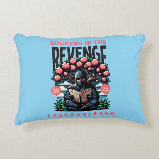 HOME SUCCESS REVENGE LESSONS LEARN ACCENT PILLOW  PRYDNADSKUDDE (Framsidan)