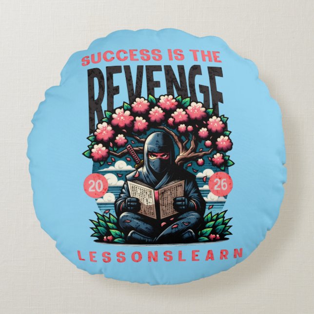 HOME SUCCESS REVENGE LESSONS LEARN ROUND PILLOW  RUND KUDDE (Framsidan)