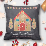 Home Sweet Home Gingerbrows House Chalkboard Kudde<br><div class="desc">Hemsött hem. Dekorera ditt hem i ett festligt, helgdag, stil med denna unika, roligt jul dekorativ kudde! Ett sött, vismatiskt gingerbrödhus, cookie träd, stjärnor, hjärtan och kardéer, tillsammans med lekfull manustypografi, täcker över en mörk grått-kritbakgrund. Känn julhelgens värme och glädje när du slappnar av med den här roligten, enkla, moderna,...</div>