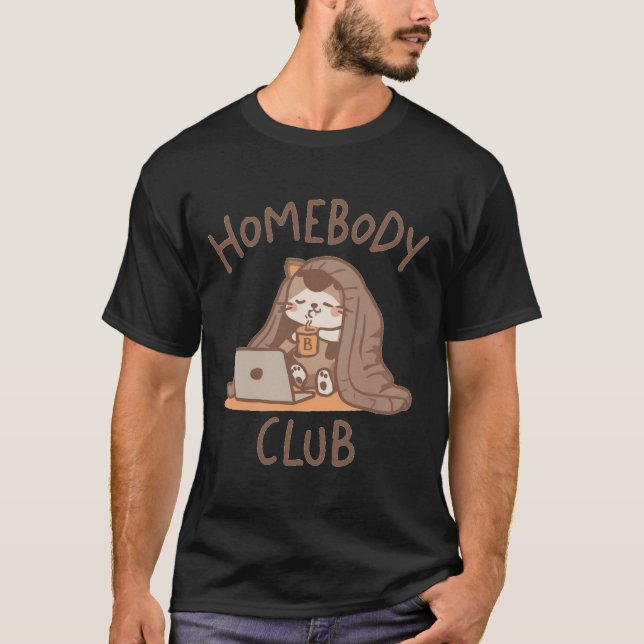 Homebody Club Cat - Cozy Laptop & Coffee T Shirt (Framsida)