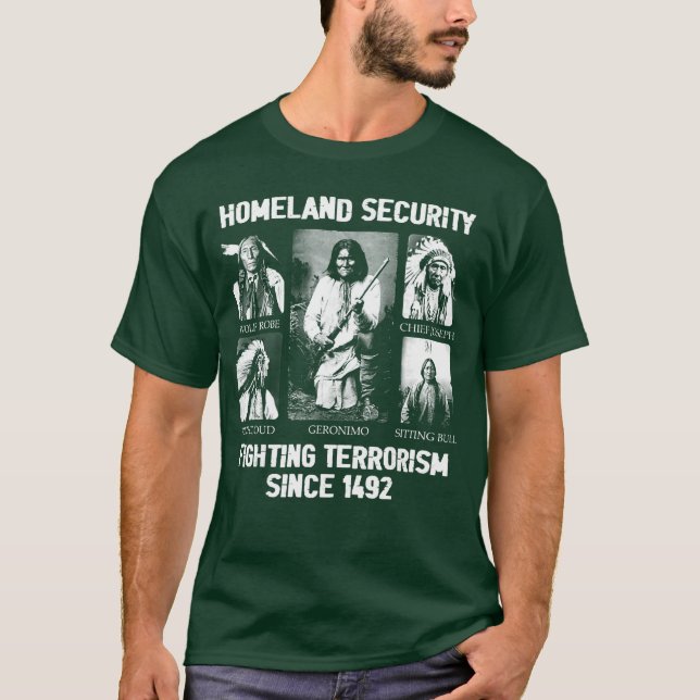 Homeland Security Fightingerrorism Since 1492 fami T Shirt (Framsida)