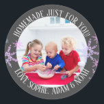 Homemade bara för din Anpassningsbar.. Kids Photo  Runt Klistermärke<br><div class="desc">Skapa dina egna fotoklistermärken så att dina julklappar i extra blir speciella. Ordalydelsen är fullt redigerbar och lyder för närvarande "homemade just for you! kärlek [children namn]" - perfekt för kakor och pepparmyntkräm för familj,  vänner och grannar. Grått med vit typografi och rosa blå snöflingor.</div>