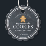 Homemade Cookies Pepparkaksgubbe Chalkboard Gåvor Etiketter<br><div class="desc">Den här chicen "bakad med kärlek"-hemgjorda cookies ger märkre av presenter en krita-bakgrund en pepparkaksgubbe. Anpassa efter dina behov. Du hittar matchande produkter i min butik.</div>