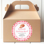 Homemade Cranberry Bread Food Label Runt Klistermärke<br><div class="desc">Den här roligten och det vita klistermärket har en limpa av kranbröd på vit snöre doily och röd gingham-bakgrund. Det är perfekt att märka dina hemgjorda varor. Texten kombinerar handskript och serif typsnitt för en snyggt och ett modernt utseende.</div>