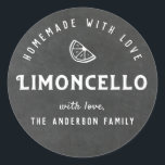 Homemade med Kärlek Limoncello Modern Chalkboard Runt Klistermärke<br><div class="desc">Anpassningsbar-designade limoncelloklistermärken/etiketter med text/presentmeddelande i personlig på stil-bakgrunden i krita.</div>