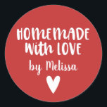 Homemade med Kärlek Red-julen Runt Klistermärke<br><div class="desc">En personlig "homemade with kärlek"-dekal på röd färgad. Gör det till din egen genom att lägga till din egen namn. En söt som avslutar beröring för alla handgjorda presenter. Designad av Blackberry Boulevard.</div>