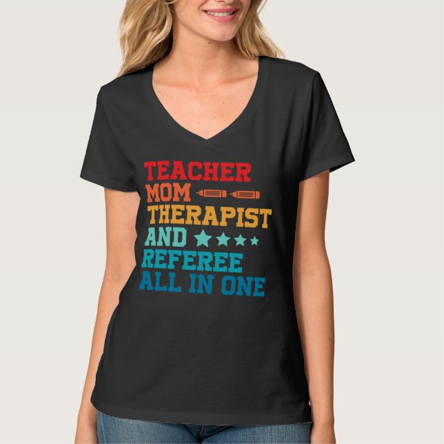 Homeschool Mom Teacher Therapist and Referee All i T Shirt (Framsida)