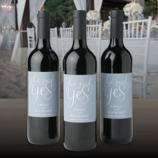 Hon Accepterade Förlovningsfest Dammig Blå Vinflaska Etikett (She Said Yes Engagement Party Dusty Blue Wine Label)