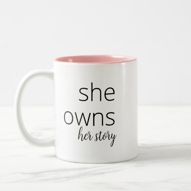 Hon äger hennes berättelse | Motiveringsoffert för Två-Tonad Mugg (Vänster)