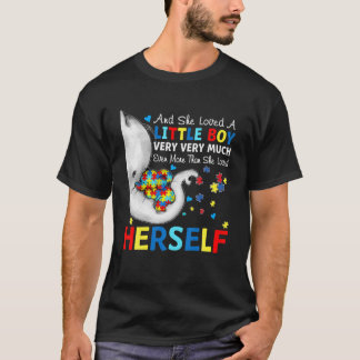 Hon älskade en liten pojke väldigt mycket Autism E T Shirt