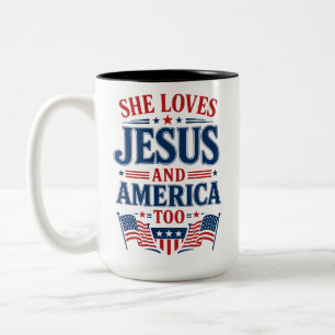 Hon älskar Jesus och Amerika också Två-Tonad Mugg