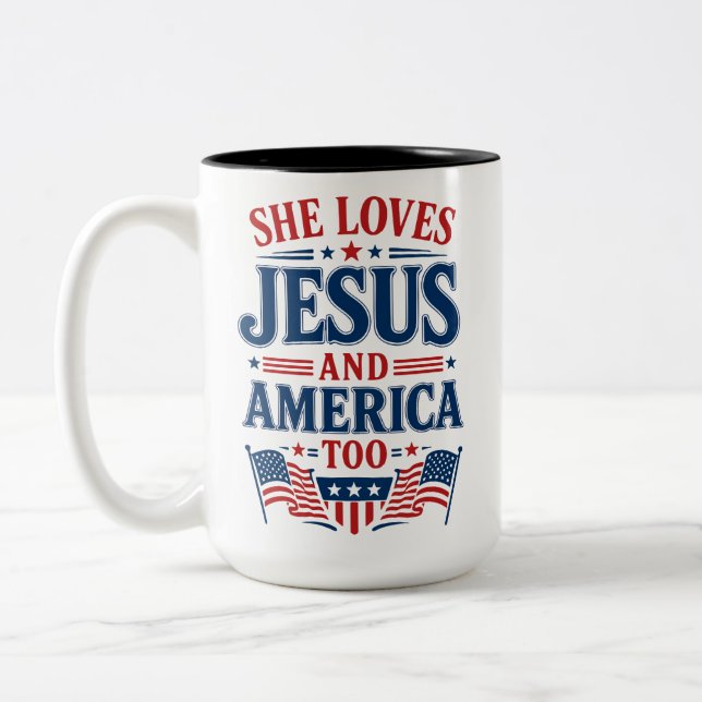 Hon älskar Jesus och Amerika också Två-Tonad Mugg (Vänster)