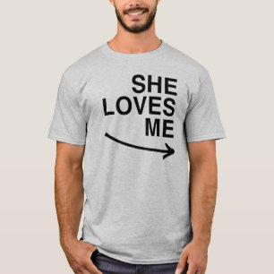 Hon älskar mig (höger) .png t-shirt